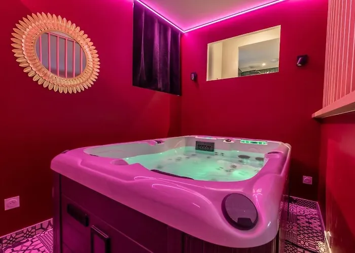 Loveroom En Centre Avec Jacuzzi - Notre Dame Apartment